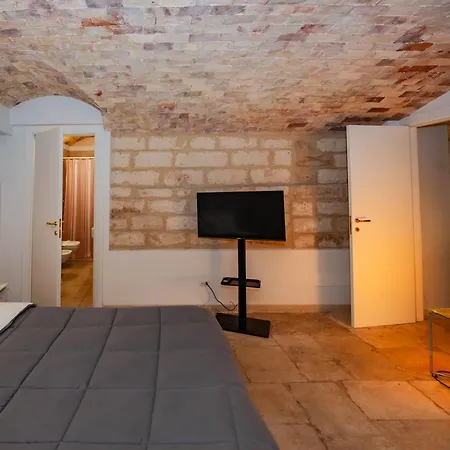 Stone House Apartman Bari